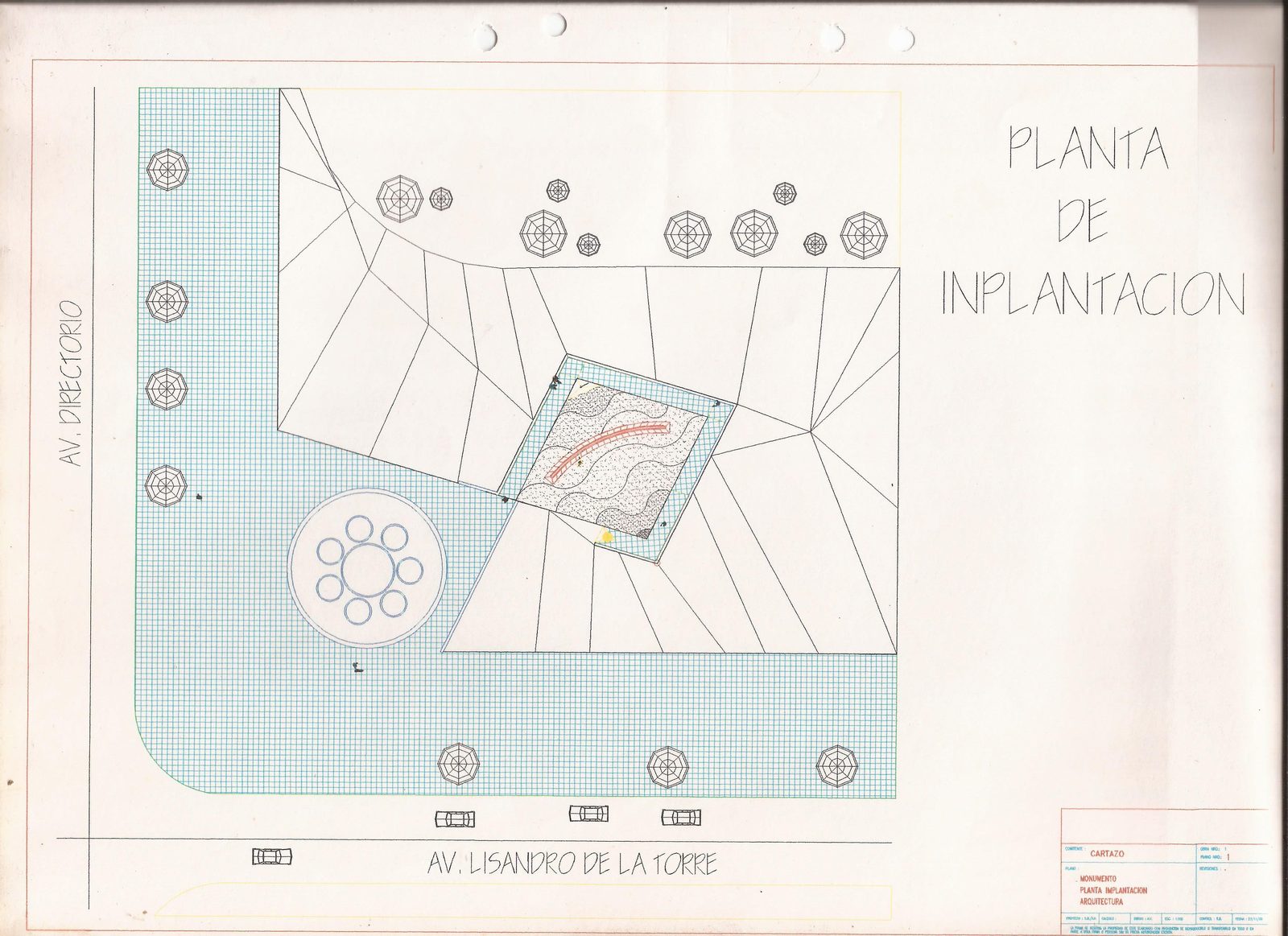 Plano CAD de la planta de implantación del monumento en la esquina de Av. Directorio y Av. Lisandro de la Torre, con el mural curvo, el solado de ondas y la fuente.